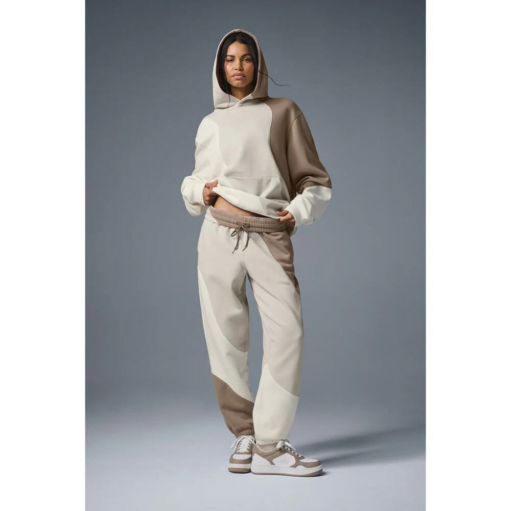 NWT Alo Yoga Make Waves Sweatpants Ivory Bone Gravel Athleisure Lounge Size M - Picture 3 of 5